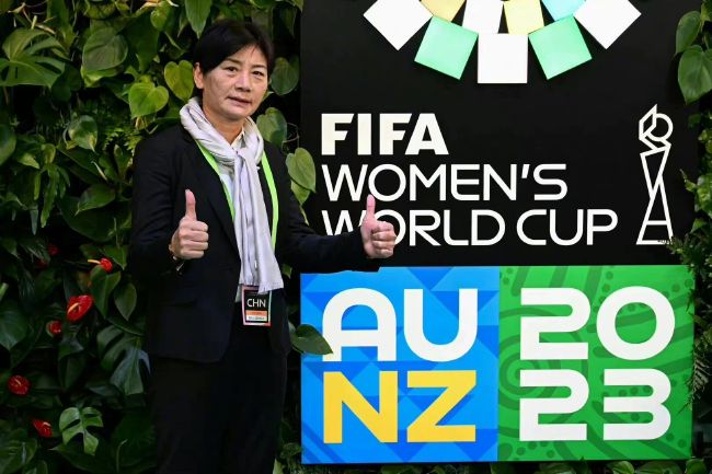 女人跪撅夹乳调教伺候主人
